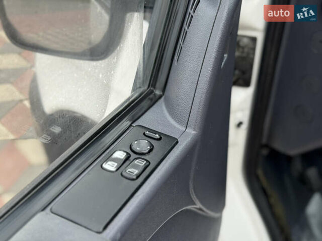 Белый Мерседес Вито, объемом двигателя 2.2 л и пробегом 401 тыс. км за 3300 $, фото 13 на Automoto.ua