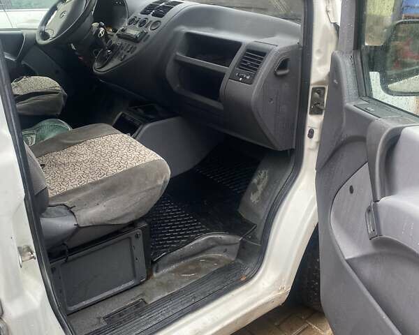 Белый Мерседес Вито, объемом двигателя 0 л и пробегом 300 тыс. км за 3000 $, фото 6 на Automoto.ua