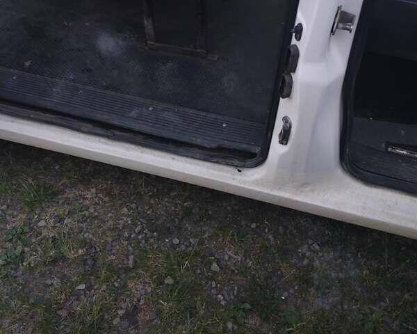 Белый Мерседес Вито, объемом двигателя 2.15 л и пробегом 400 тыс. км за 3200 $, фото 2 на Automoto.ua