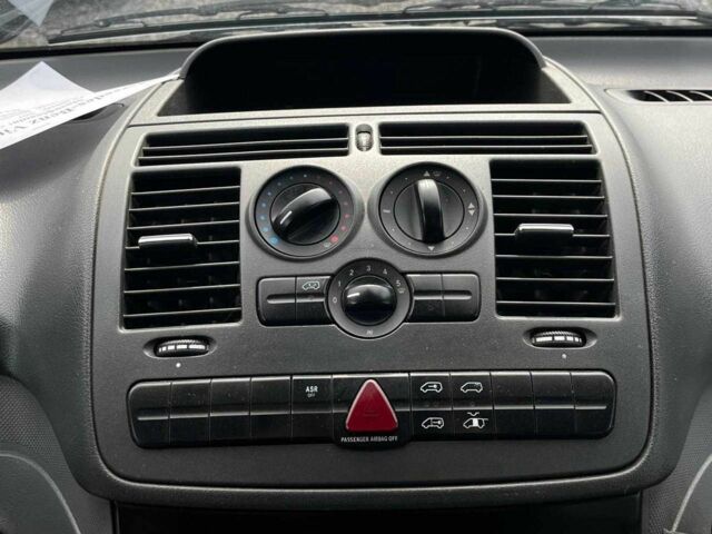 Белый Мерседес Вито, объемом двигателя 2.2 л и пробегом 482 тыс. км за 4590 $, фото 18 на Automoto.ua