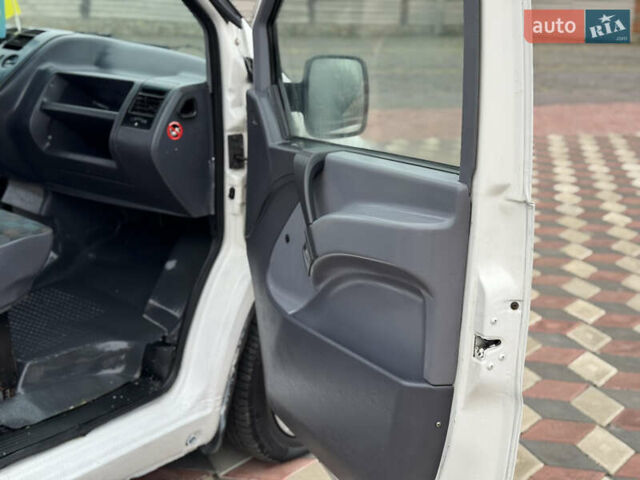 Белый Мерседес Вито, объемом двигателя 2.2 л и пробегом 401 тыс. км за 3300 $, фото 17 на Automoto.ua