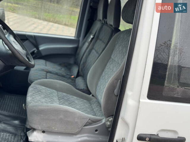 Белый Мерседес Вито, объемом двигателя 2.2 л и пробегом 401 тыс. км за 3300 $, фото 7 на Automoto.ua