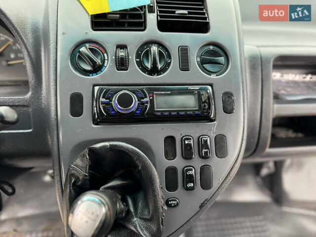 Белый Мерседес Вито, объемом двигателя 2.2 л и пробегом 401 тыс. км за 3300 $, фото 19 на Automoto.ua