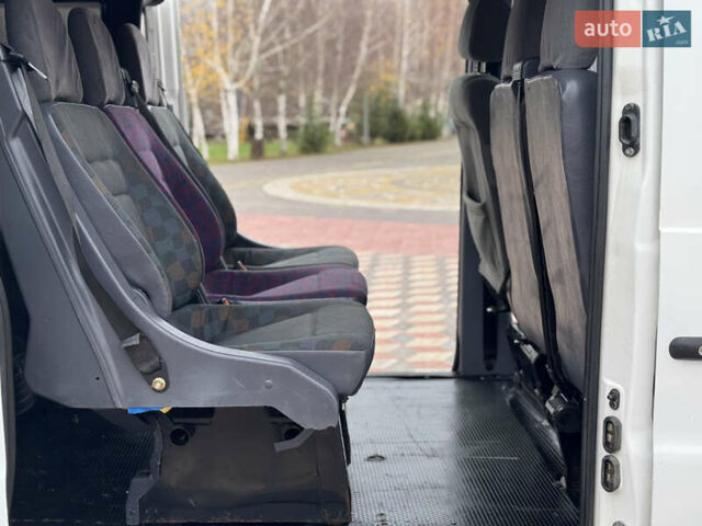 Белый Мерседес Вито, объемом двигателя 2.2 л и пробегом 401 тыс. км за 3300 $, фото 9 на Automoto.ua