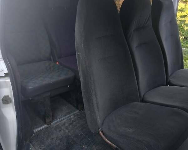 Белый Мерседес Вито, объемом двигателя 2.15 л и пробегом 400 тыс. км за 3200 $, фото 11 на Automoto.ua