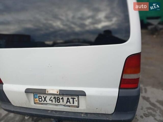 Белый Мерседес Вито, объемом двигателя 2.2 л и пробегом 255 тыс. км за 5000 $, фото 3 на Automoto.ua