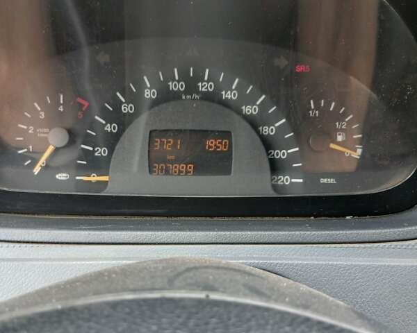 Белый Мерседес Вито, объемом двигателя 2.15 л и пробегом 308 тыс. км за 6000 $, фото 14 на Automoto.ua