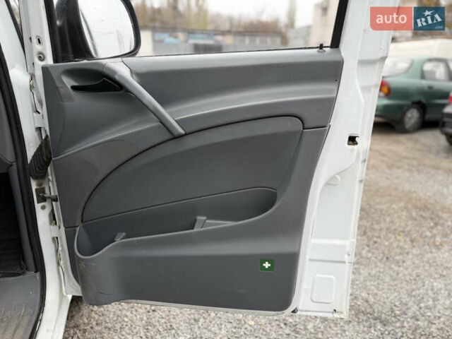 Білий Мерседес Віто, об'ємом двигуна 2.15 л та пробігом 350 тис. км за 4900 $, фото 52 на Automoto.ua
