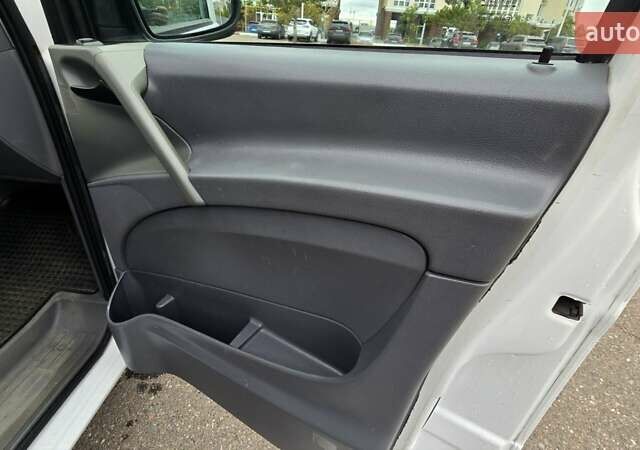 Білий Мерседес Віто, об'ємом двигуна 2.15 л та пробігом 309 тис. км за 7499 $, фото 26 на Automoto.ua