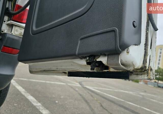 Білий Мерседес Віто, об'ємом двигуна 2.15 л та пробігом 309 тис. км за 7499 $, фото 21 на Automoto.ua