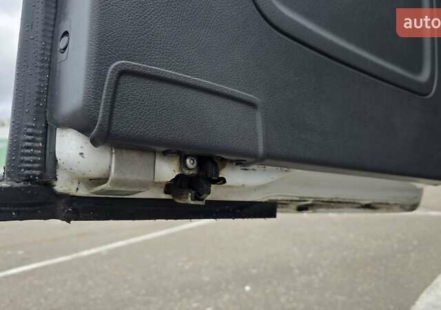 Білий Мерседес Віто, об'ємом двигуна 2.15 л та пробігом 309 тис. км за 7499 $, фото 23 на Automoto.ua