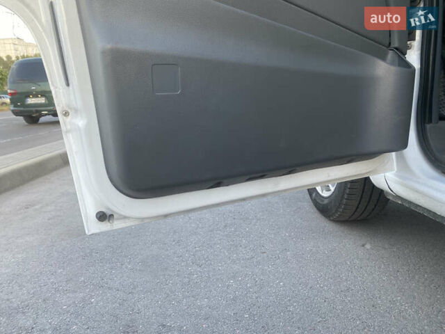 Белый Мерседес Вито, объемом двигателя 2.15 л и пробегом 155 тыс. км за 9500 $, фото 10 на Automoto.ua