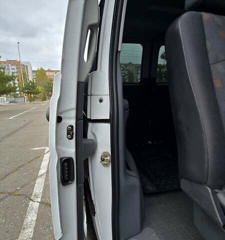 Білий Мерседес Віто, об'ємом двигуна 2.15 л та пробігом 309 тис. км за 7499 $, фото 22 на Automoto.ua