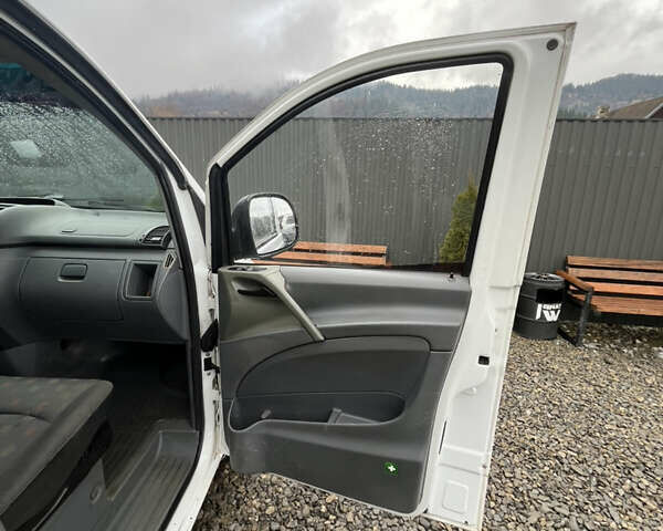 Білий Мерседес Віто, об'ємом двигуна 2.15 л та пробігом 246 тис. км за 4599 $, фото 6 на Automoto.ua