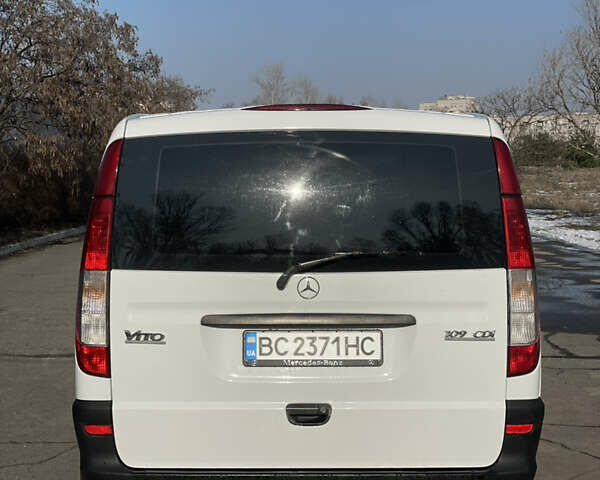 Белый Мерседес Вито, объемом двигателя 2.2 л и пробегом 340 тыс. км за 6000 $, фото 5 на Automoto.ua