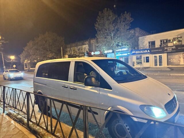 Белый Мерседес Вито, объемом двигателя 2.1 л и пробегом 500 тыс. км за 3499 $, фото 2 на Automoto.ua