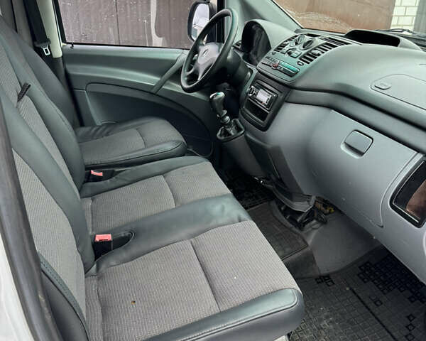 Белый Мерседес Вито, объемом двигателя 2.15 л и пробегом 345 тыс. км за 6400 $, фото 6 на Automoto.ua