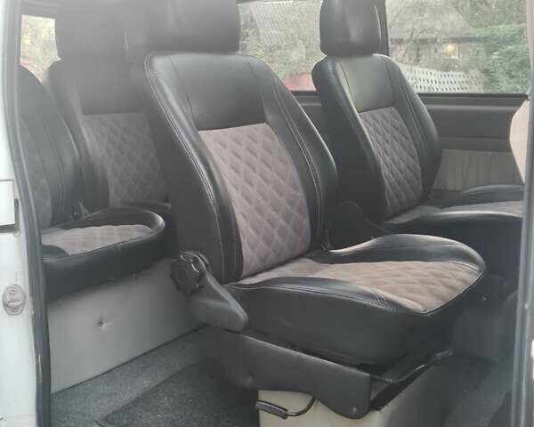 Белый Мерседес Вито, объемом двигателя 2.15 л и пробегом 300 тыс. км за 7500 $, фото 4 на Automoto.ua