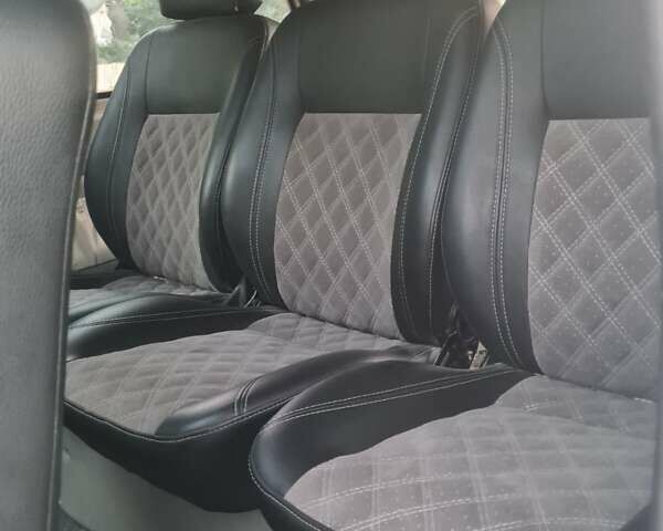 Белый Мерседес Вито, объемом двигателя 2.15 л и пробегом 300 тыс. км за 7500 $, фото 2 на Automoto.ua