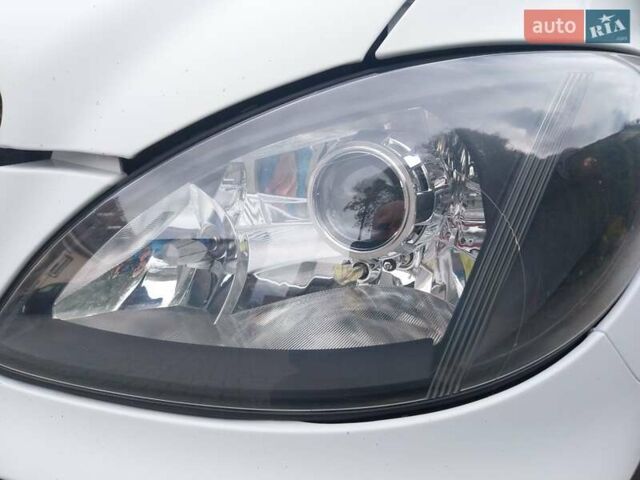 Белый Мерседес Вито, объемом двигателя 2.15 л и пробегом 362 тыс. км за 6250 $, фото 2 на Automoto.ua