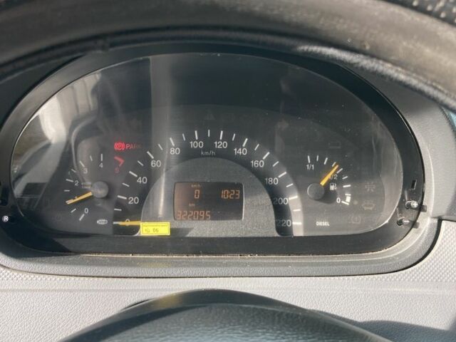 Белый Мерседес Вито, объемом двигателя 2.1 л и пробегом 322 тыс. км за 8000 $, фото 4 на Automoto.ua