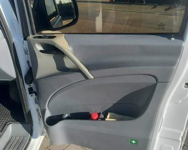 Белый Мерседес Вито, объемом двигателя 2.15 л и пробегом 478 тыс. км за 6600 $, фото 7 на Automoto.ua