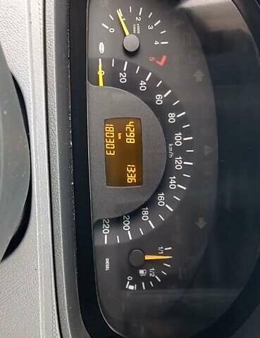 Белый Мерседес Вито, объемом двигателя 2.15 л и пробегом 180 тыс. км за 8000 $, фото 2 на Automoto.ua