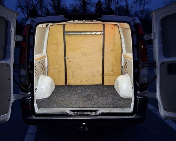 Белый Мерседес Вито, объемом двигателя 2.2 л и пробегом 394 тыс. км за 8000 $, фото 6 на Automoto.ua