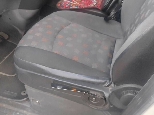 Белый Мерседес Вито, объемом двигателя 2.1 л и пробегом 340 тыс. км за 5800 $, фото 11 на Automoto.ua