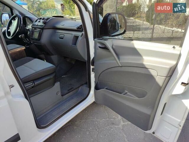 Белый Мерседес Вито, объемом двигателя 2.15 л и пробегом 302 тыс. км за 7200 $, фото 4 на Automoto.ua