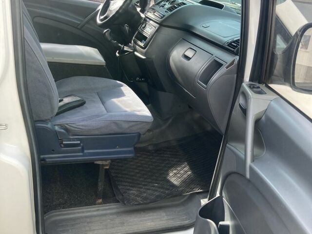 Белый Мерседес Вито, объемом двигателя 2.1 л и пробегом 322 тыс. км за 8000 $, фото 5 на Automoto.ua