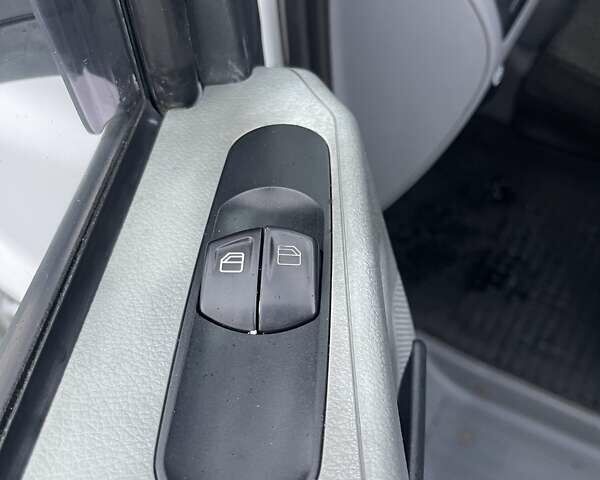 Білий Мерседес Віто, об'ємом двигуна 2.15 л та пробігом 420 тис. км за 6700 $, фото 22 на Automoto.ua