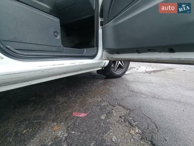 Белый Мерседес Вито, объемом двигателя 2.15 л и пробегом 350 тыс. км за 7500 $, фото 12 на Automoto.ua