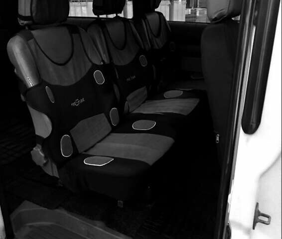 Белый Мерседес Вито, объемом двигателя 2.15 л и пробегом 426 тыс. км за 8500 $, фото 3 на Automoto.ua