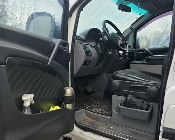 Белый Мерседес Вито, объемом двигателя 2.15 л и пробегом 468 тыс. км за 12167 $, фото 7 на Automoto.ua