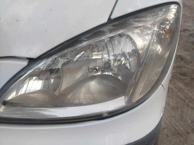 Белый Мерседес Вито, объемом двигателя 2.1 л и пробегом 340 тыс. км за 5800 $, фото 1 на Automoto.ua