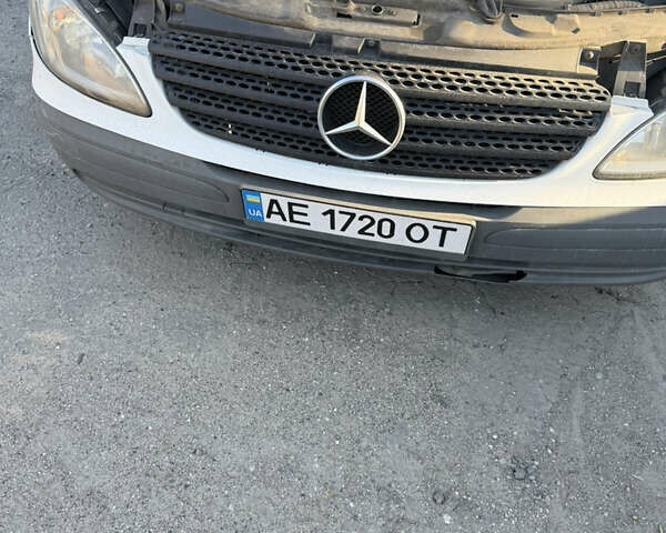 Белый Мерседес Вито, объемом двигателя 2.15 л и пробегом 364 тыс. км за 5200 $, фото 4 на Automoto.ua