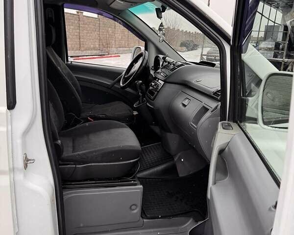 Белый Мерседес Вито, объемом двигателя 2.15 л и пробегом 450 тыс. км за 7700 $, фото 7 на Automoto.ua