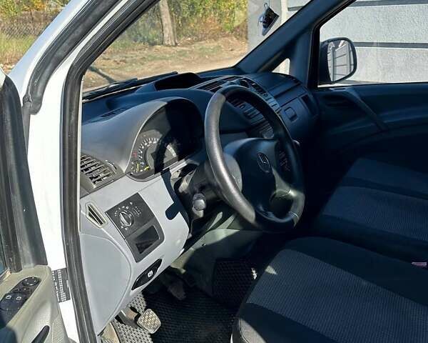 Белый Мерседес Вито, объемом двигателя 2.15 л и пробегом 421 тыс. км за 7200 $, фото 18 на Automoto.ua