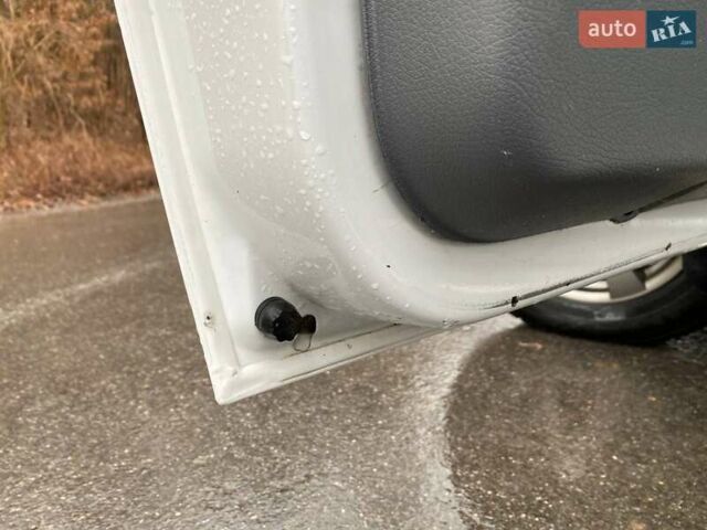 Белый Мерседес Вито, объемом двигателя 2.2 л и пробегом 336 тыс. км за 8999 $, фото 51 на Automoto.ua