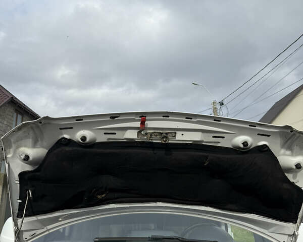 Белый Мерседес Вито, объемом двигателя 2.2 л и пробегом 285 тыс. км за 7300 $, фото 17 на Automoto.ua