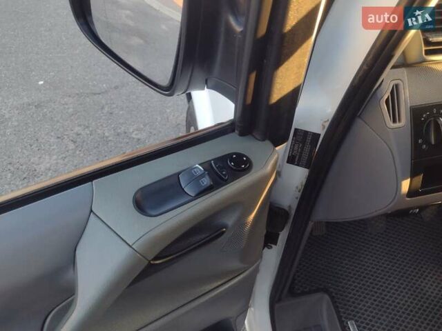 Белый Мерседес Вито, объемом двигателя 2.15 л и пробегом 495 тыс. км за 9999 $, фото 11 на Automoto.ua