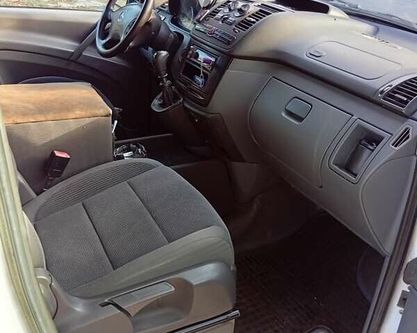 Белый Мерседес Вито, объемом двигателя 2.15 л и пробегом 330 тыс. км за 9300 $, фото 5 на Automoto.ua