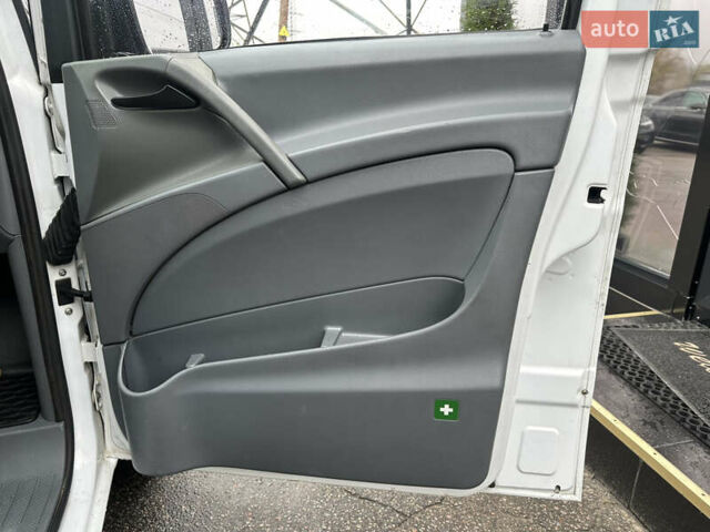 Білий Мерседес Віто, об'ємом двигуна 2.15 л та пробігом 360 тис. км за 6600 $, фото 21 на Automoto.ua