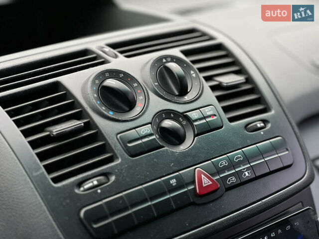 Белый Мерседес Вито, объемом двигателя 2.15 л и пробегом 277 тыс. км за 8000 $, фото 21 на Automoto.ua