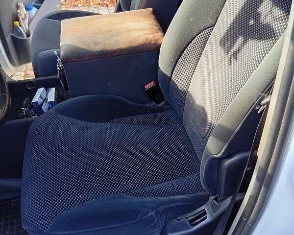 Белый Мерседес Вито, объемом двигателя 2.15 л и пробегом 330 тыс. км за 9300 $, фото 13 на Automoto.ua