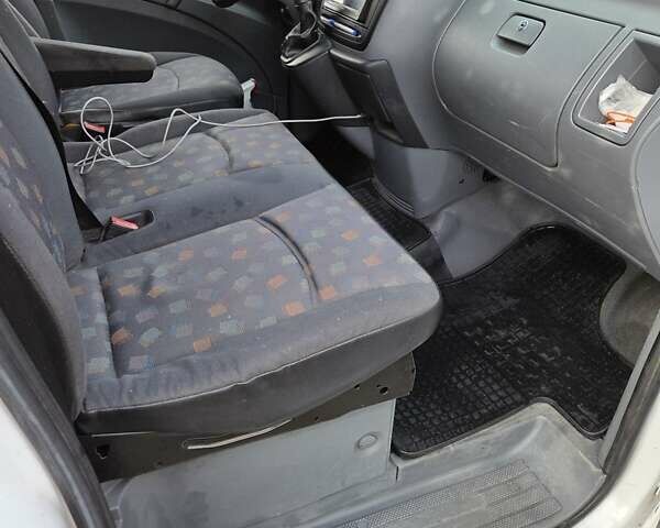 Белый Мерседес Вито, объемом двигателя 2.2 л и пробегом 325 тыс. км за 8500 $, фото 6 на Automoto.ua