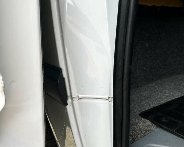 Білий Мерседес Віто, об'ємом двигуна 2.15 л та пробігом 365 тис. км за 7550 $, фото 22 на Automoto.ua