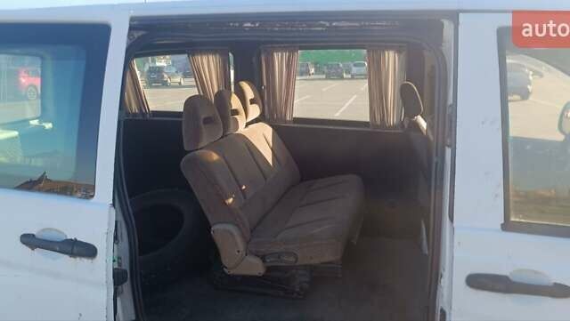 Белый Мерседес Вито, объемом двигателя 2.2 л и пробегом 446 тыс. км за 4600 $, фото 3 на Automoto.ua