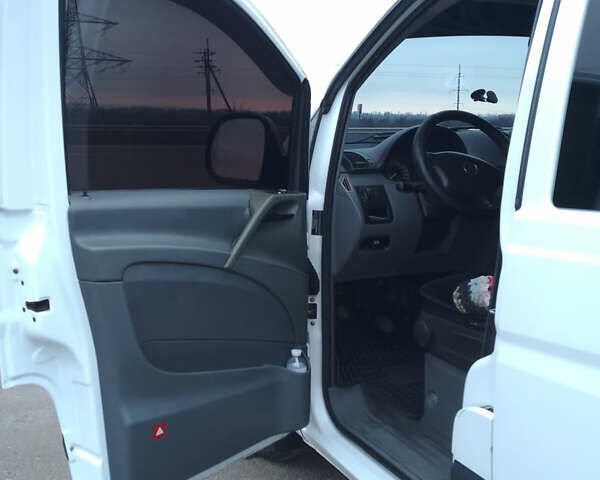 Белый Мерседес Вито, объемом двигателя 2.15 л и пробегом 300 тыс. км за 7200 $, фото 6 на Automoto.ua